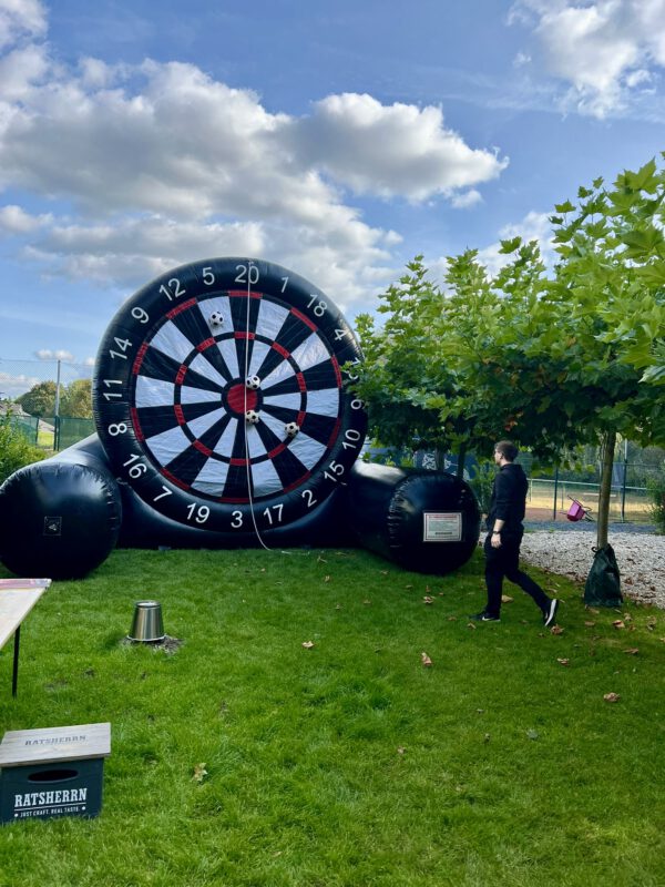 Fußballdart im Biergarten